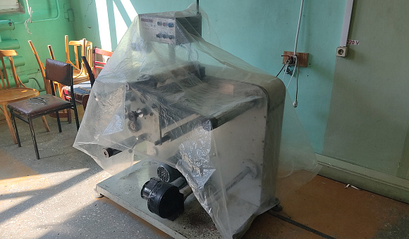 Лот № 9. Машина для продольной резки DK-320, инв. № 00249. Оборудование и инвентарь: Нож сегментный; Ножницы.