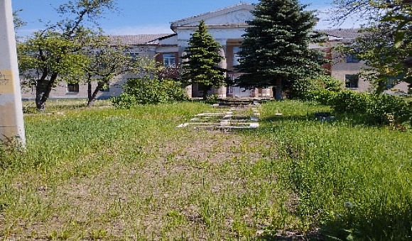 Здание детского дома, спальный корпус, столовая, прачечная, склад, инвентарный номер 201/С-3350, 201/С-3353, 201/С-3355, 201/С-15520, 201/С-15488. Городокский район, Езерищенский с/с, г.п. Езерище, ул. Антипова, 46,46/3,46/6.