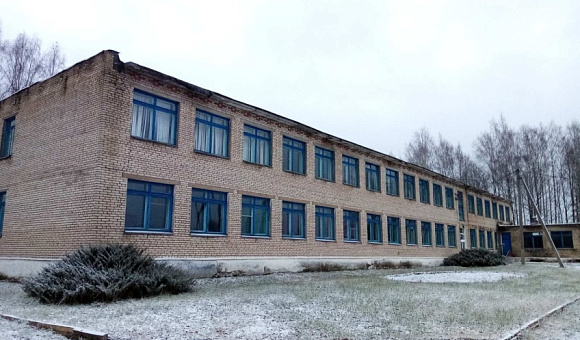 Комплекс капитальных строений Плюсской государственной общеобразовательной средней школы-сада (2 здания), Браславский район, аг.Плюсы, ул.Приозерная, 16