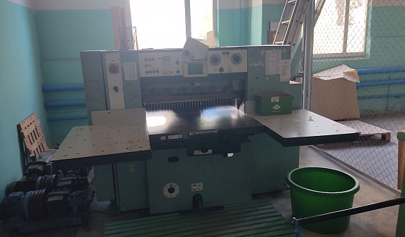 Лот № 7. Бумагорезальная машина SEYPA 92, инв. № 00013. Оборудование и инвентарь: Бумага крафт 78г/м2, 1/1а 500 л.; НОЖ БУМАГОРЕЗ.1300*150*12; НОЖ БУМАГОРЕЗ.1500*130*12; КАЛЬКУЛЯТОР HАСТ. ВОДОHЕПР. ERA ER; КИТАЙ; КОHТЕЙHЕРА, 2 шт.