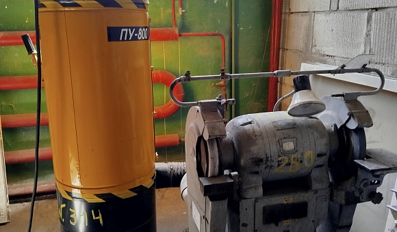 Лот № 8. Станок точильно-шлифовальный 3Б634 в комплекте с пылеулавливающим агрегатом СовПлим ПУ-800, 1966 года выпуска, инвентарный № 3084