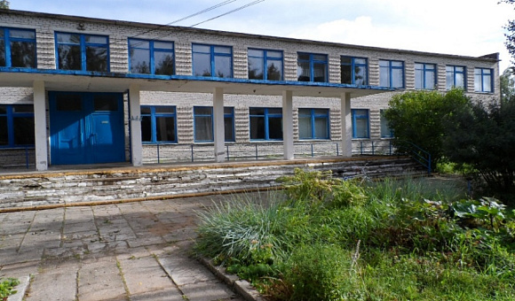 Двухэтажное кирпичное здание базовой школы инв.222/С-12040   Поставский район, Волковский с/с,  д. Ляховщина, ул. Советская, 7