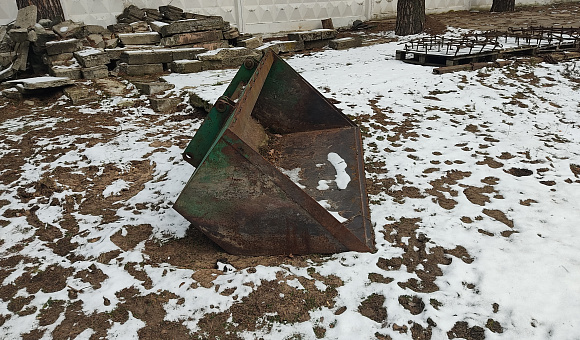 Погрузчик специальный навесной с ковшом и захватом рулонов ПСН-1 2014 года выпуска Погрузчик специальный навесной с ковшом и захватом рулонов ПСН-1 2014 года выпуска