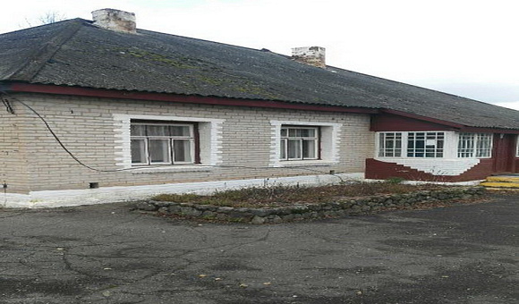 Здание школы 222/С-62026	 Поставский район, Яревский с/с, д..Ярево ул.Советская,29