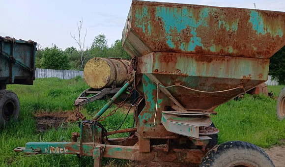 Рассеиватель минеральных удобрений РДУ-3 инв.№10400 Рассеиватель минеральных удобрений РДУ-3 инв.№10400